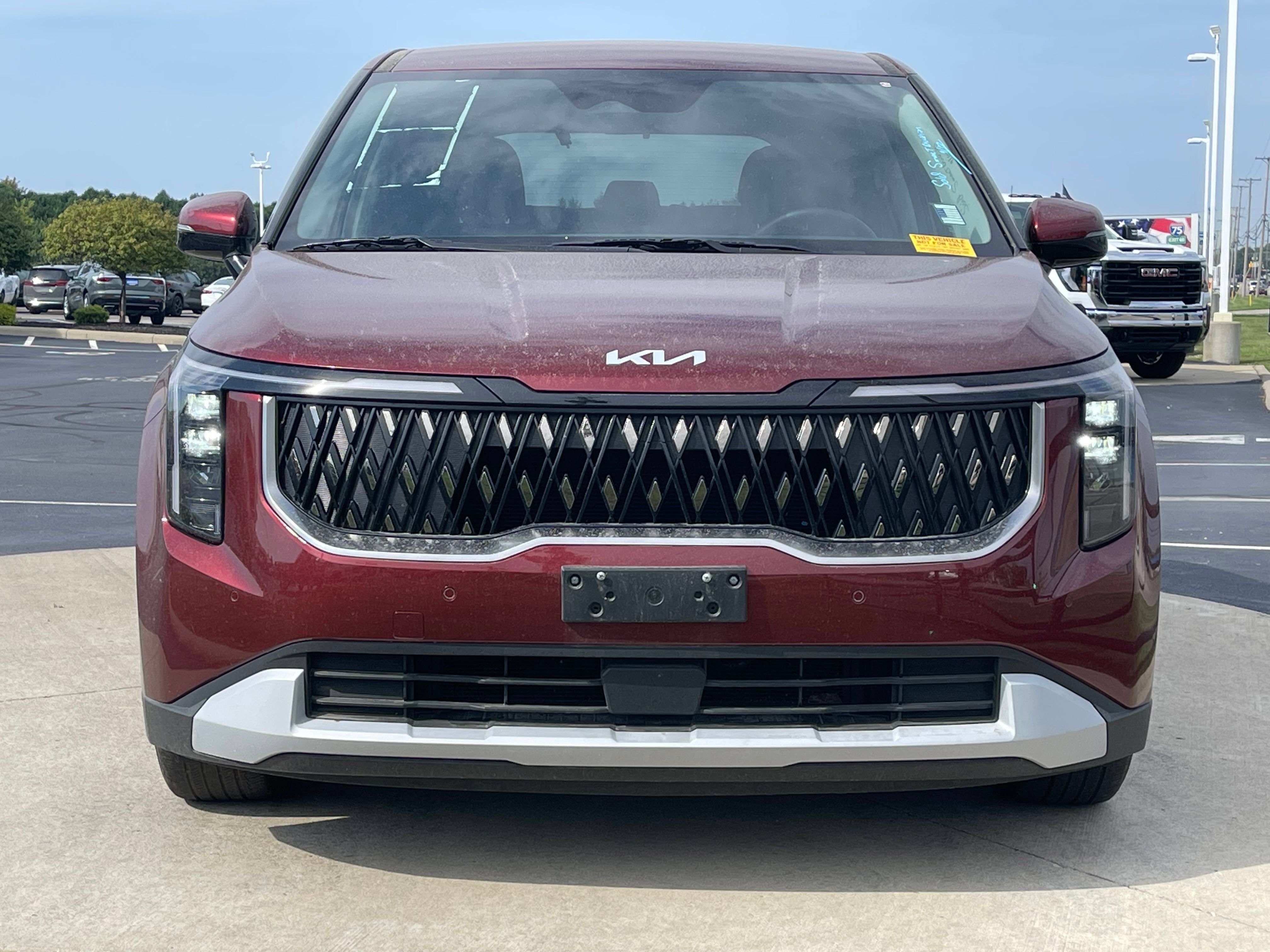 Used 2026 Kia Carnival FWD image 2