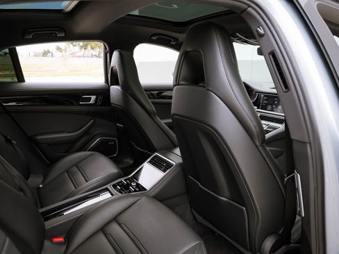 Used 2018 Porsche Panamera 4S image 28