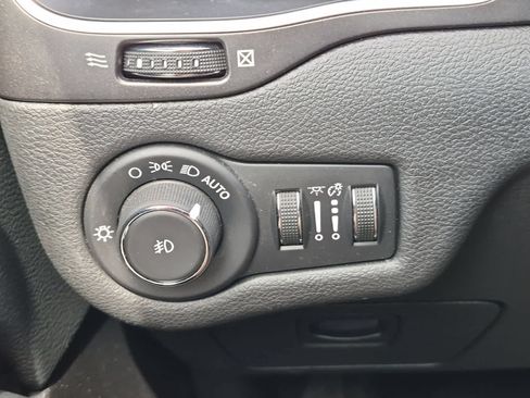 Used 2020 Jeep Cherokee Trailhawk w/ Cold Weather Group AWD/4WD image 28