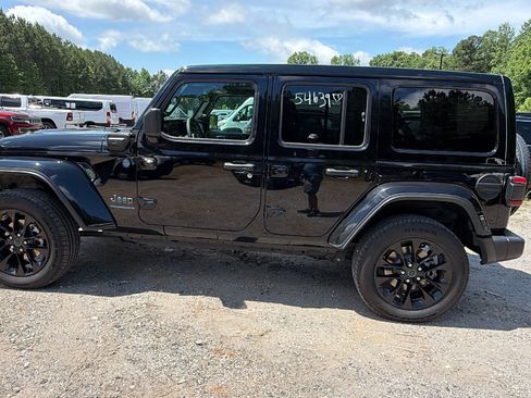 Used 2025 Jeep Wrangler Unlimited Sahara w/ Safety Group AWD/4WD image 11