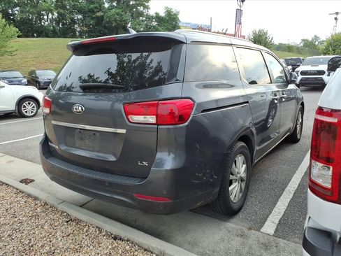 Used 2017 Kia Sedona LX w/ LX Essentials Premium Package FWD image 2