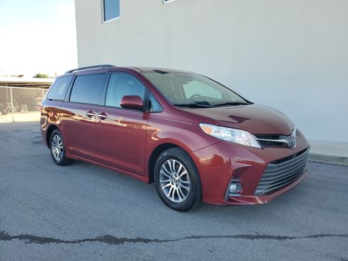 Used 2020 Toyota Sienna XLE image 3
