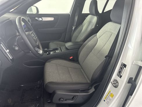Used 2024 Volvo XC40 B5 Core AWD/4WD image 11