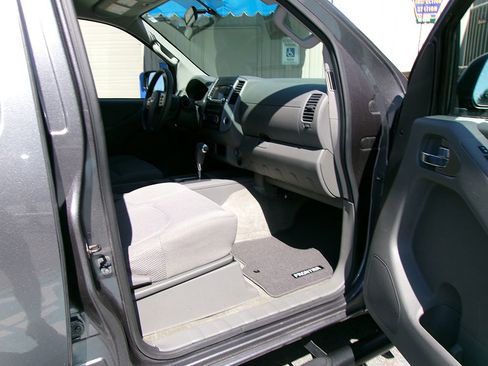 Used 2016 Nissan Frontier SV image 10