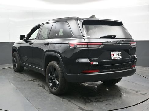 Used 2023 Jeep Grand Cherokee Altitude AWD/4WD image 10