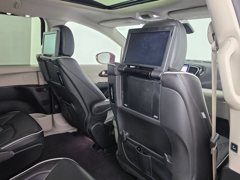 Used 2022 Chrysler Pacifica Limited w/ Uconnect Theater Family Group FWD image 43