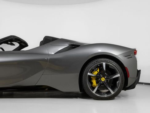 Used 2022 Ferrari SF90 Spider image 17