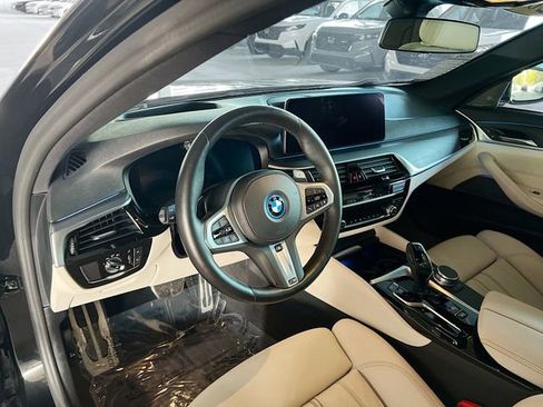 Used 2023 BMW 530e xDrive w/ Premium Package image 10