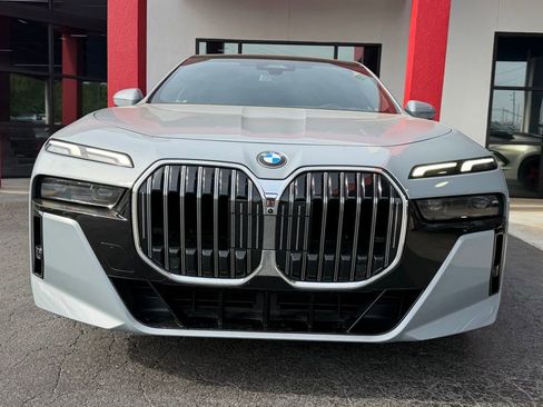 Used 2023 BMW 740i w/ Parking Assistance Package RWD image 3