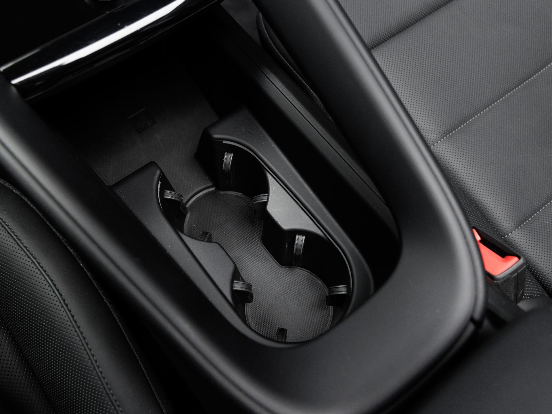 Certified 2025 Porsche Macan Electric RWD image 23