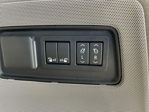 Used 2021 Cadillac Escalade ESV Premium Luxury Platinum image 33