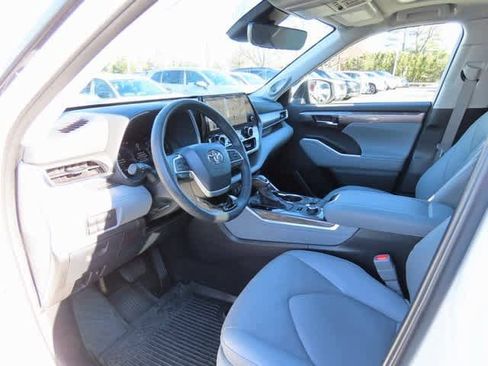 Used 2024 Toyota Highlander Limited image 2