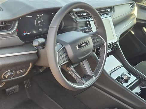 Used 2025 Jeep Grand Cherokee 4WD image 10