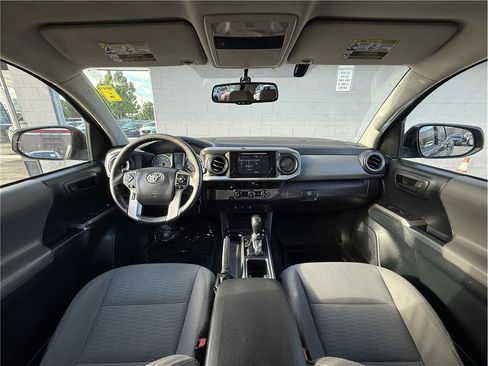 Used 2017 Toyota Tacoma SR5 w/ Tow Package RWD image 18