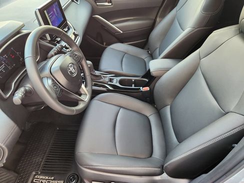 Used 2025 Toyota Corolla Cross XLE w/ Convenience Package FWD image 13