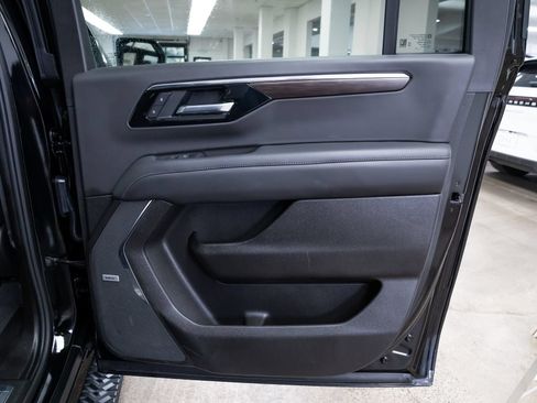 Used 2025 Chevrolet Suburban Z71 w/ Comfort Package AWD/4WD image 20