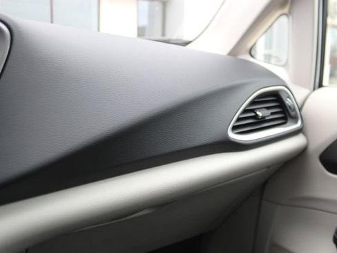 Used 2024 Chrysler Pacifica Touring-L image 25