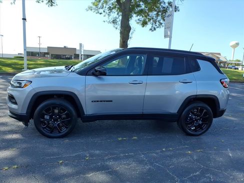 Used 2023 Jeep Compass Latitude w/ Sun and Sound Group AWD/4WD image 4