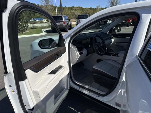 Used 2024 GMC Acadia Denali image 18