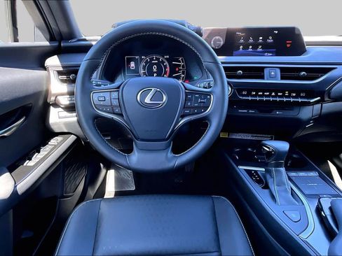 Used 2022 Lexus UX 200 w/ Accessory Package (Z1) FWD image 5