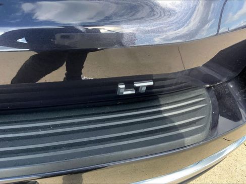 Used 2024 Chevrolet Suburban LT RWD image 10