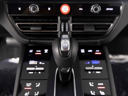 Certified 2026 Porsche Macan AWD/4WD image 25