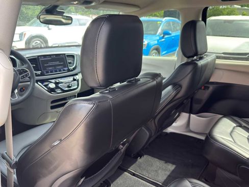 Used 2023 Chrysler Pacifica Touring-L FWD image 24