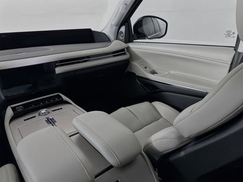 Used 2025 Lincoln Navigator Reserve image 24