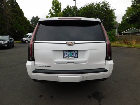 Used 2017 Cadillac Escalade ESV Premium Luxury AWD/4WD image 25