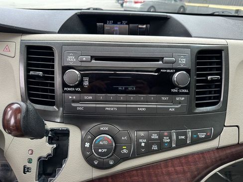 Used 2013 Toyota Sienna XLE FWD image 39