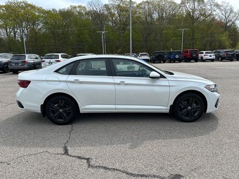 Certified 2023 Volkswagen Jetta SE w/ Panoramic Sunroof Package FWD image 10