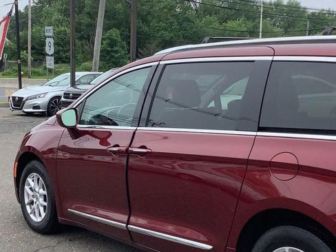 Used 2020 Chrysler Pacifica Touring-L image 8