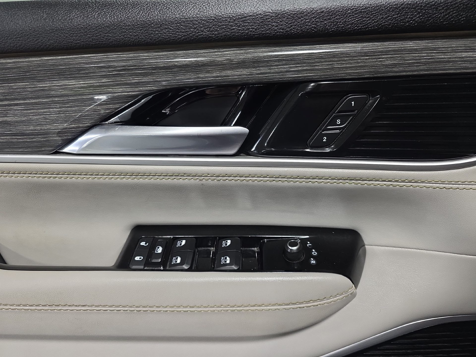Used 2022 Jeep Wagoneer Series III w/ Rear Seat Video Group 1 AWD/4WD image 26