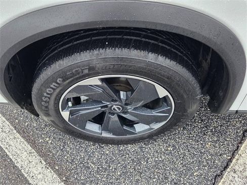 Used 2024 Nissan Rogue SV image 17