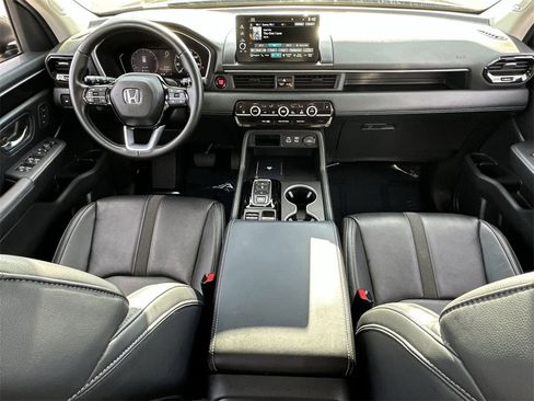 Used 2025 Honda Pilot Touring image 29