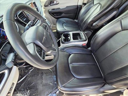 Used 2023 Chrysler Pacifica Touring-L FWD image 14