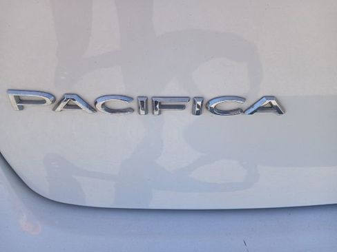 Used 2023 Chrysler Pacifica Touring-L FWD image 3
