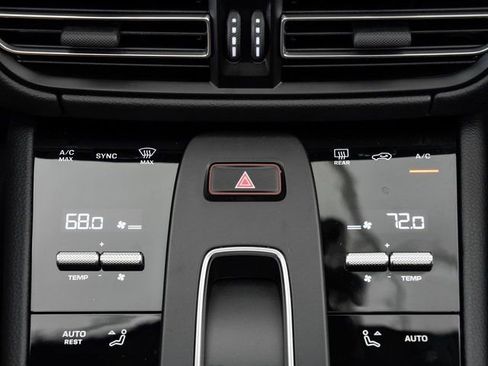 Certified 2025 Porsche Macan AWD/4WD image 19