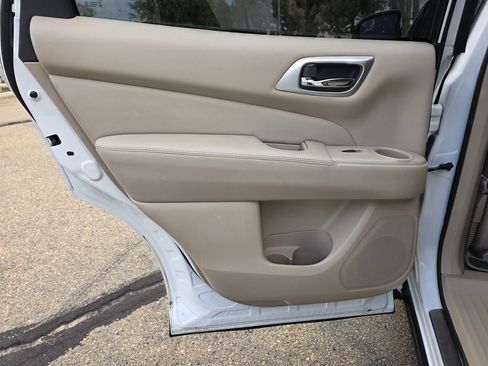 Used 2014 Nissan Pathfinder Platinum w/ Platinum Premium Package FWD image 16