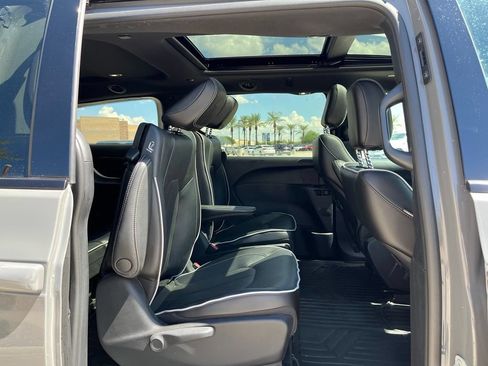 Used 2023 Chrysler Pacifica Limited w/ S Appearance Package FWD image 19