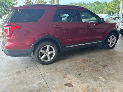 Used 2018 Ford Explorer XLT FWD image 3