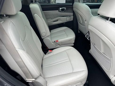 Used 2023 Kia Sorento EX w/ Panoramic Sunroof Package FWD image 11
