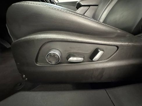 Used 2025 Cadillac XT4 Premium Luxury FWD image 16