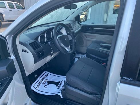 Used 2010 Dodge Grand Caravan SE image 9