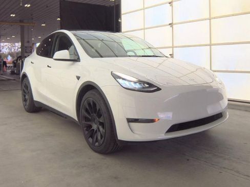 Used 2023 Tesla Model Y Long Range image 3