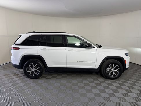 Used 2024 Jeep Grand Cherokee Limited AWD/4WD image 8