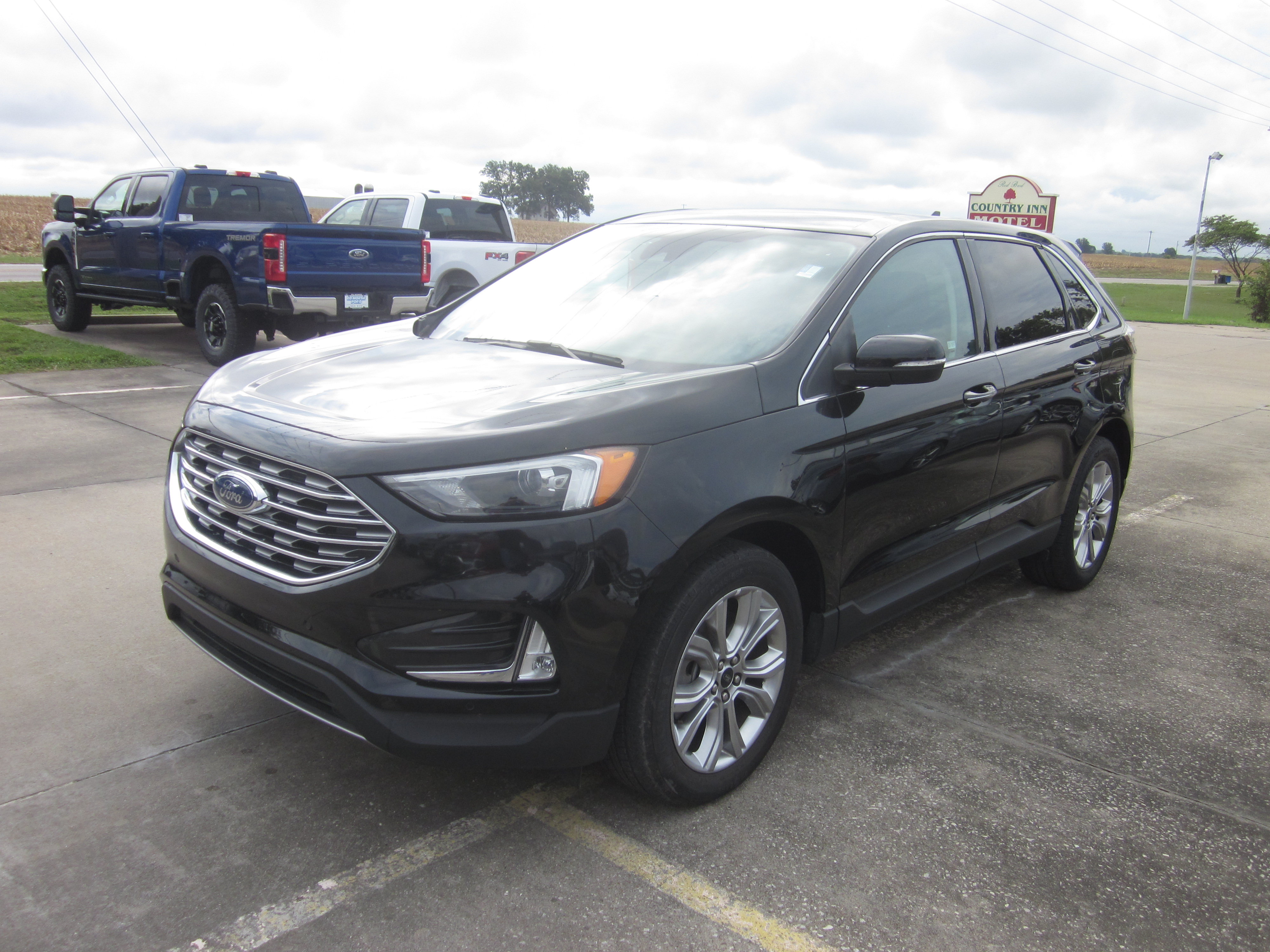 Used 2024 Ford Edge Titanium AWD/4WD image 3
