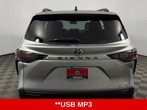 Used 2024 Toyota Sienna XLE FWD image 7