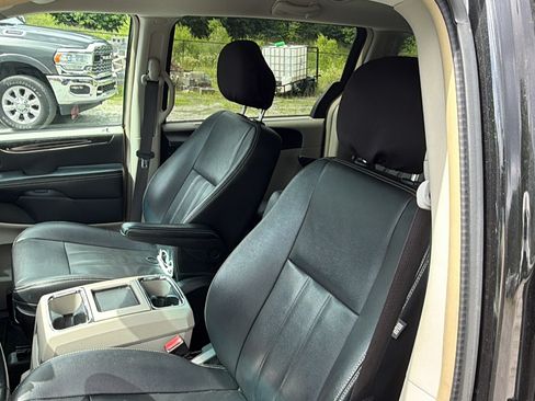 Used 2016 Chrysler Town & Country Touring w/ Driver Convenience Group FWD image 17