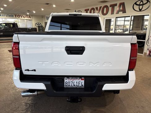Certified 2025 Toyota Tacoma TRD Off-Road AWD/4WD image 9